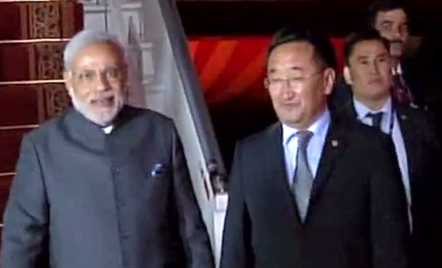 PM Modi received by Lundeg Purevsuren (Foreign Minister of Mongolia) at airport in Ulaan Baatar (Photo: Twitter) PM Modi received by Lundeg Purevsuren (Foreign Minister of Mongolia) at airport in Ulaan Baatar (Photo: Twitter)